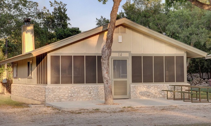 Ingram Cabin | Private riverfront, kayaks, vacation cabin - Hunt, TX