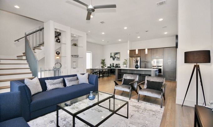 South Central Houston House | Private Rooftop - Amazing Skyline Views - Minute Maid Spacious - 3 Bd, 3.5 Ba
