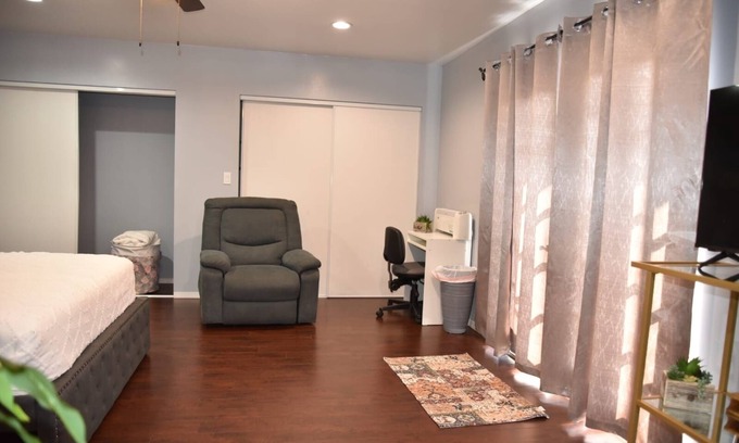 Florence-Graham House | Private Room with En-suite in South Los Angeles