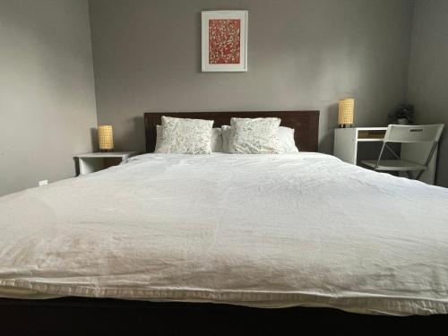 Richmond House | private room with queen bed in richmond 202