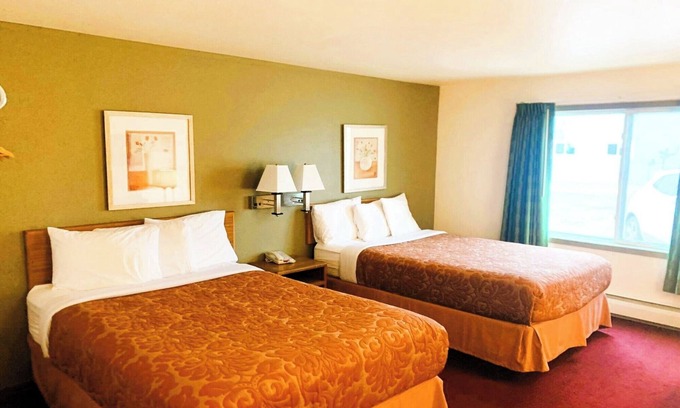 Staples Hotel | Private Stay w/Flat-Screen TV + Breakfast – Steps From Staples Station
