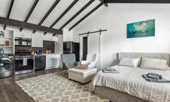 Thousand Oaks House | Private Studio Oasis with Nature at Your Doorstep