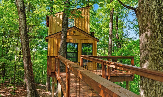 Cadiz Cabin | Private Treehouse getaway on Lake Barkley. Luxury in the trees!