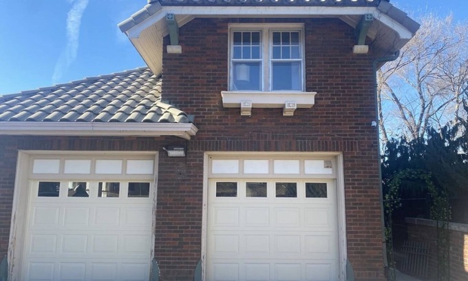 Council Bluffs House | Private Victorian Guest House Loft. 10 minutes to downtown Omaha!