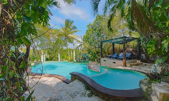Luis Donaldo Colosio Bed & Breakfast | Private Villa 10 Rooms, Private Pool, Walk to Beach