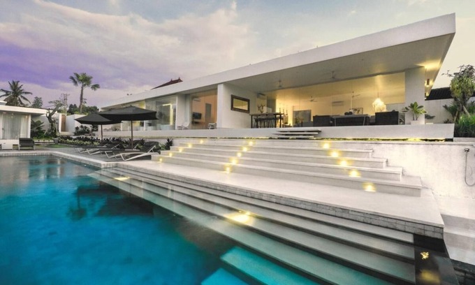 Pejeng Kawan Villa | Private Villa with butler service surrounded by rice fields and jungle views.