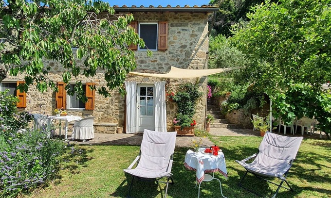 Petrognano Villa | Private Villa with hot tub, A/C, internet, TV, pets allowed, panoramic view, close to Lucca