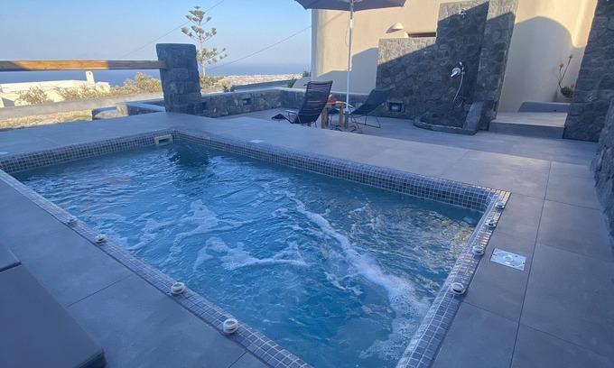 Imerovigli Villa | Private villa with jaccuzzi two minutes walking from caldera area