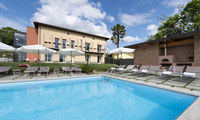 Monteu Roero Villa | Private Villa with WIFI, private pool, A/C, TV, patio, pets allowed, panoramic view, close to Alba