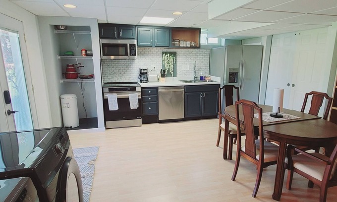 Treloar House | Private walkout basement: 2 queen beds & full bath