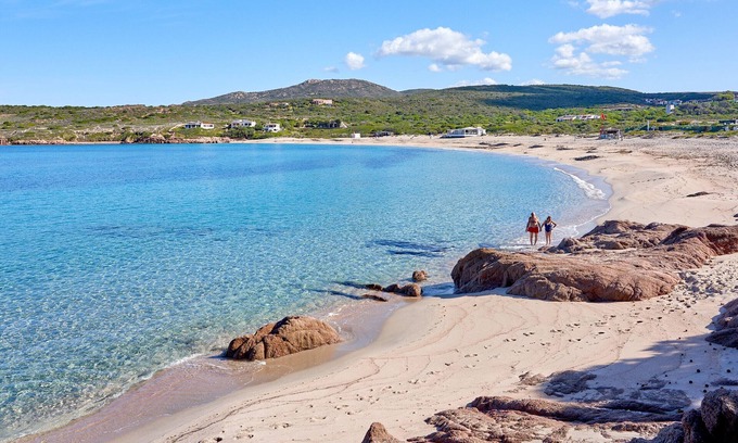 Trinita d'Agultu e Vignola Apartment | Provided one-bedroom ground floor apartment a stone's throw from the sea, in a lively and serviced area