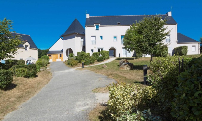 Le Tronchet House | Profitez des Vacances Relaxantes | Piscine + Sauna