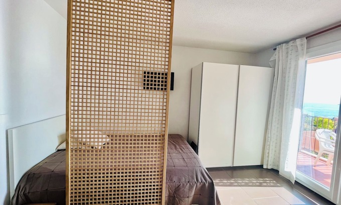 Saint-Mandrier-sur-Mer Apartment | Provence, Studio Balcony Sea View, Closed Residence, Swimming Pools, Tennis, Beach