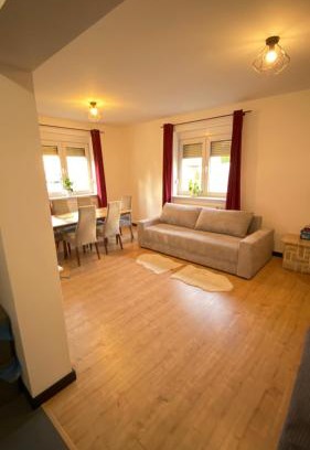 Rzeszow Apartment | Prywatny Dom #BESKIDZKA FV Parking