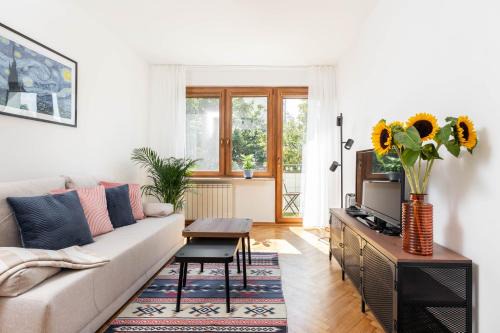 Grochow Apartment | Przytulne mieszkanko z balkonem i parkingiem w sercu Pragi Południe