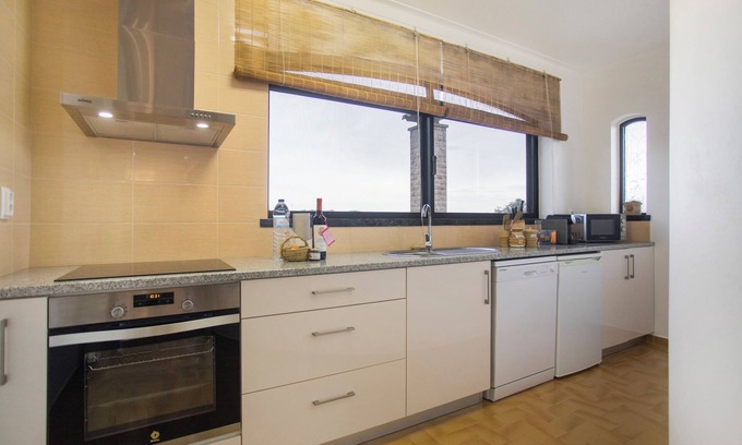 Paco House | Holiday Home 'Casa Do Vale' with Mountain View, Private Terrace and Wi-Fi