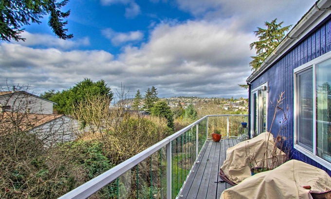 Des Moines House | Puget Sound Home w/Beautiful Yard & Deck!