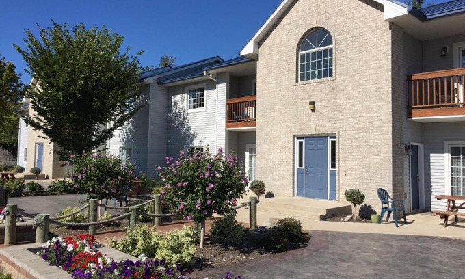 Put-in-Bay House | Put-in-Bay Poolview Condo #7