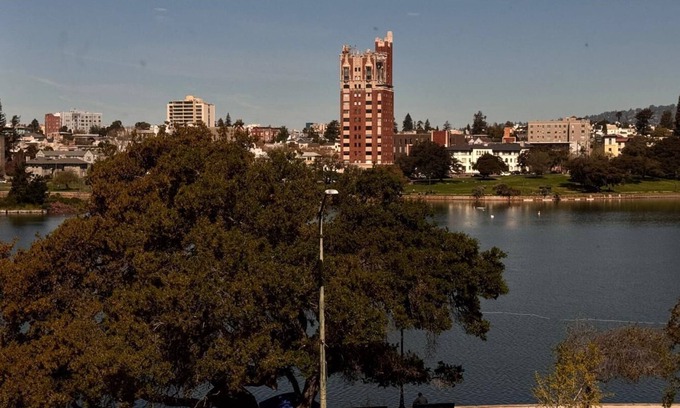 Cleveland Heights Condo | Quaint 1-bedroom condo on the lake in Oakland Lake Merritt area