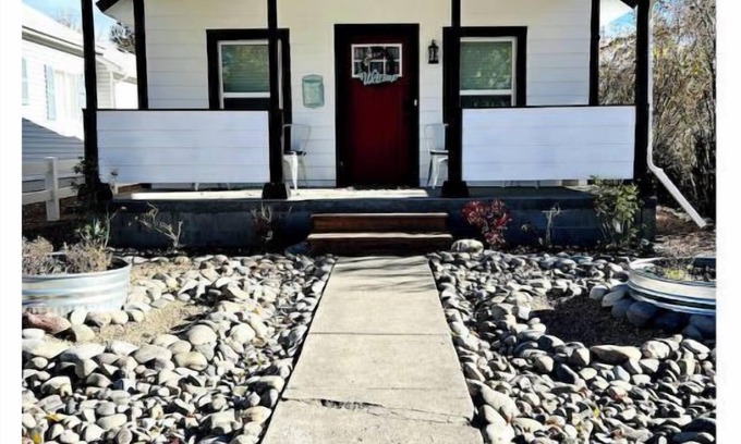 Montrose House | Quaint 1-bedroom home in downtown Montrose 016292