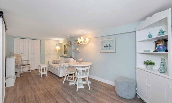 Saanich West Apartment | Quaint 1 Bedroom Suite, Victoria, BC