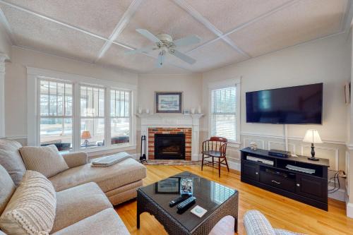 Kennebunk House | Quaint Bungalow