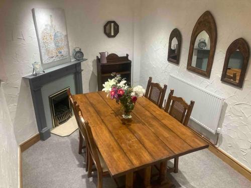 Pentrefelin House | Quaint Cottage main street Llandeilo