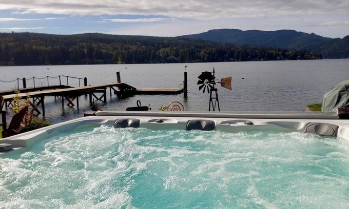 Bellingham House | Quaint Lakefront Cottage w/Hot tub In Bellingham