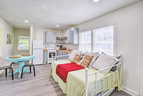 Leeds Apartment | Quaint Leeds Studio with Yard about 18 Mi to Birmingham!