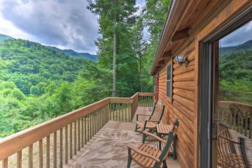 Warrensville House | Quaint Log Cabin with Views Near West Jefferson