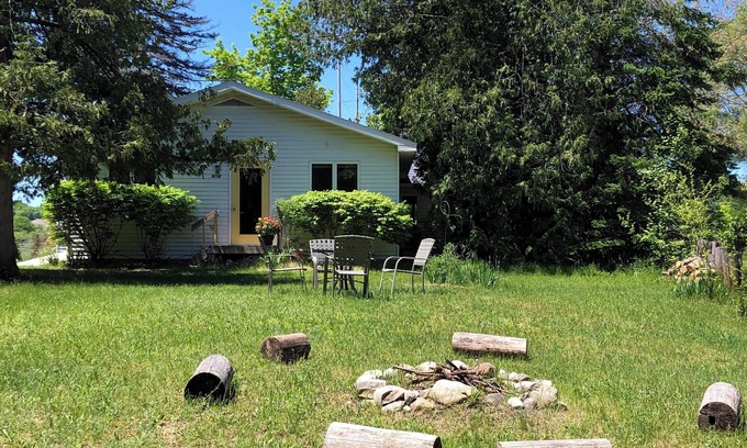 Suttons Bay House | Quaint One Bedroom Perfect for 2
