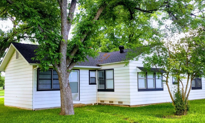 Utopia House | Quaint & Quiet Property Close to Many Outdoor Attractions