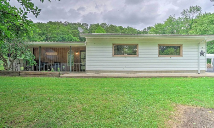 Zanesville House | Quaint Zanesville Home w/Game Room & Yard!