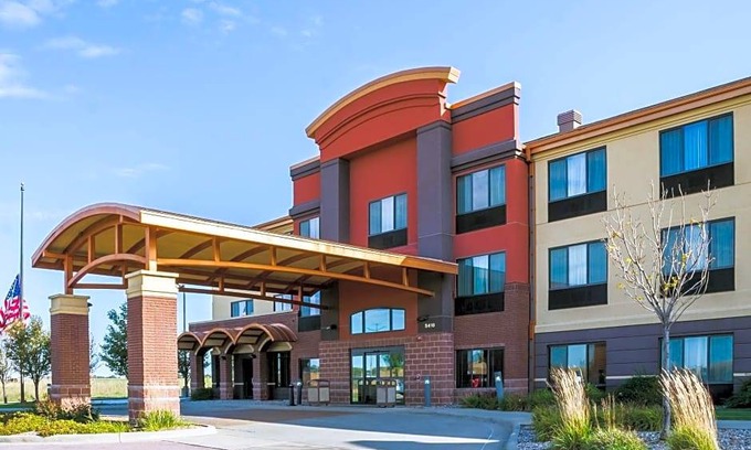 Buffalo Ridge Hotel | Quality Inn & Suites Airport North
