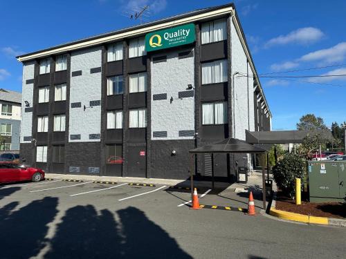 Silver Lake Hotel | Quality Inn & Suites Everett