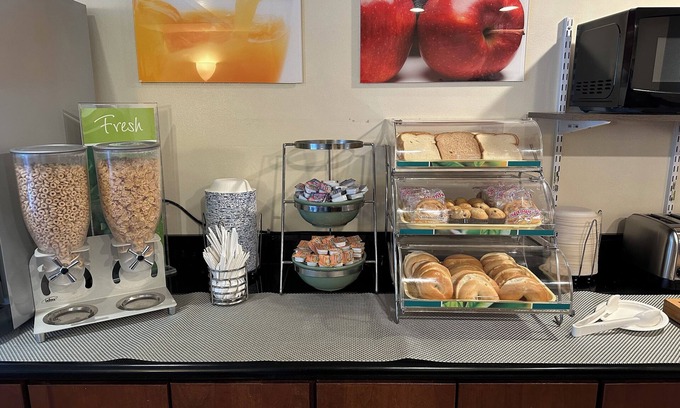 Silver Lake Hotel | Quality Inn & Suites Everett