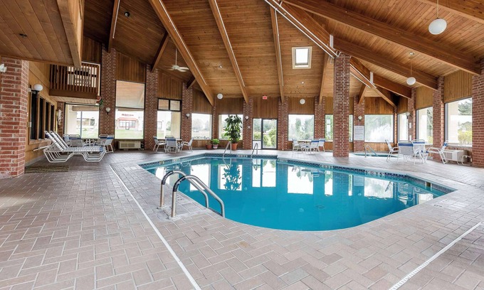 Sycamore Hotel | Quality Inn Sycamore - DeKalb