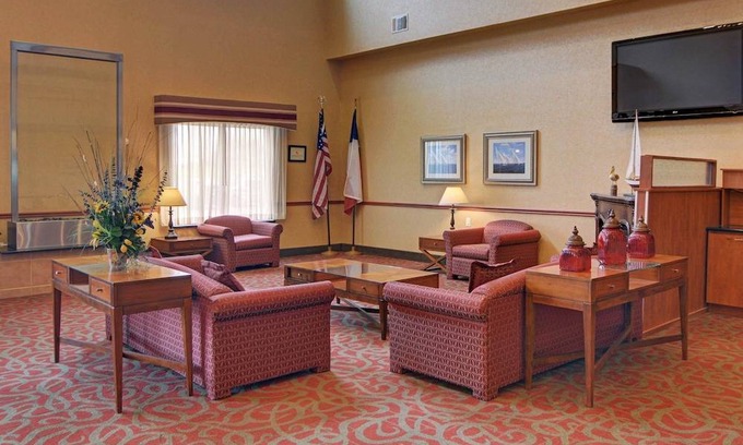 Mabank Hotel | Quality Suites Near Cedar Creek Lake