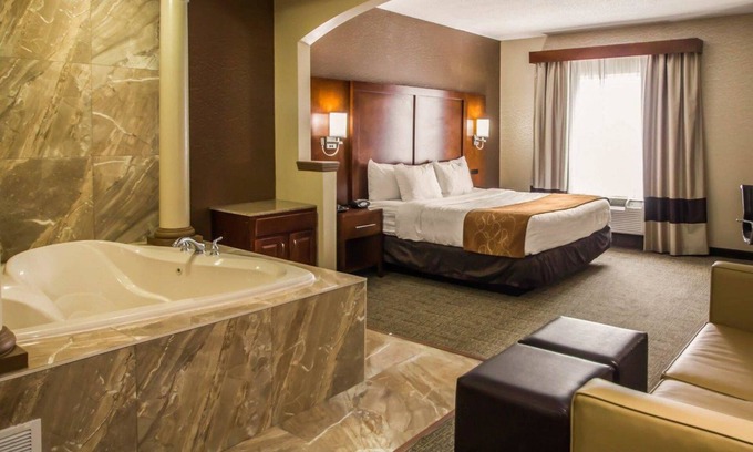 Industry Hotel | Quality Suites NYC Gateway