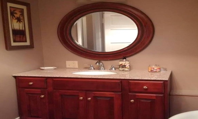 Lancaster House | Queen bed in Lexington!