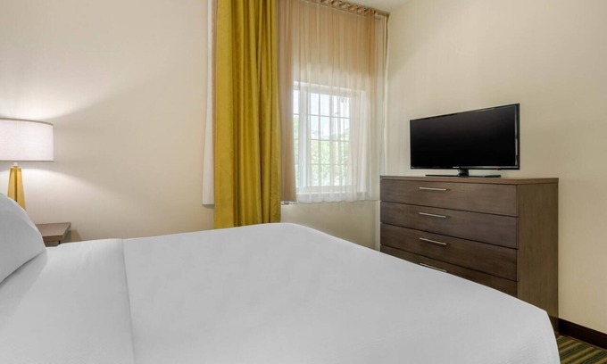 Biggar Hotel | Queen Bed Studio | Relax to the nearby Beaches