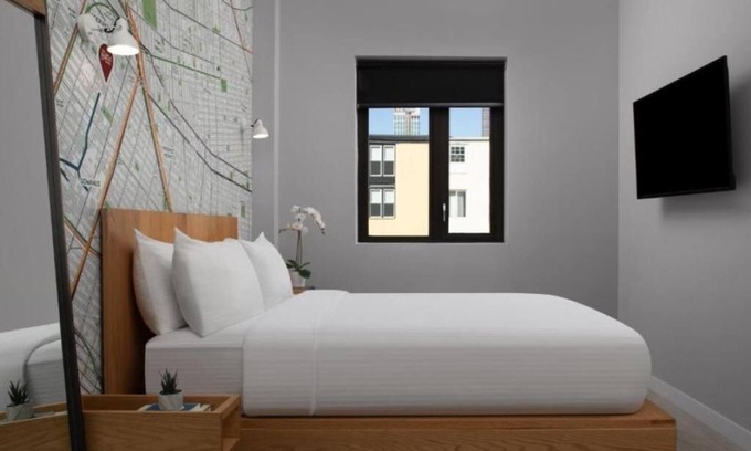 Hiler House | Queen Room at The Baltic Hotel