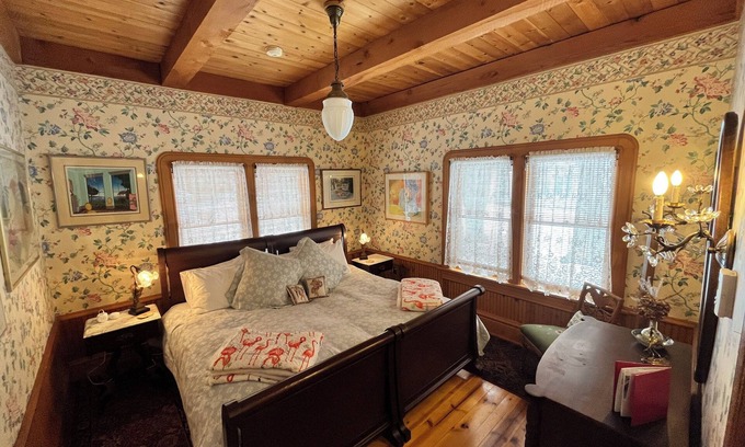 Bayfield Bed & Breakfast | Queen's View B&B- Bill's West, Lake Views, Sauna, Pool, Garden, Bayfield, WI