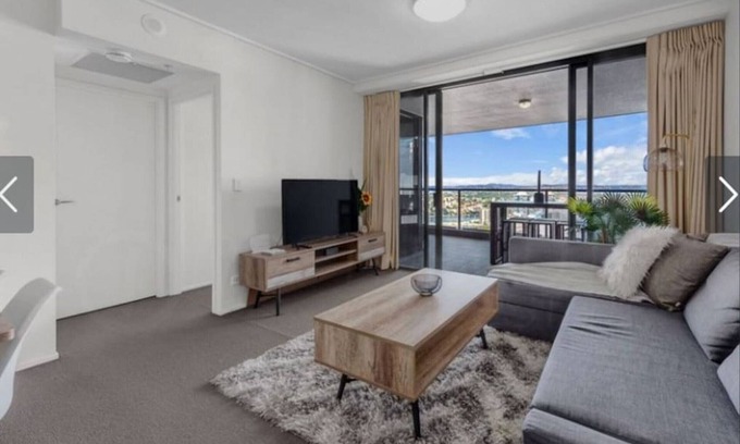 Brisbane Central Business District Apartment | Queen St Executive Stylish Apt with River Views and Fast WIFI Carpark Sauna Balcony Sleeps 7