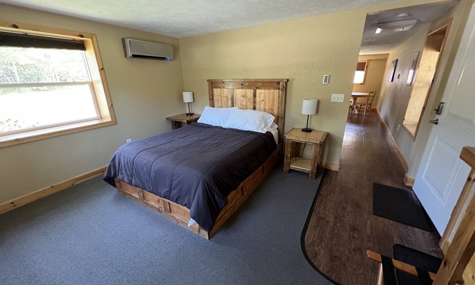 Paradise Hotel | Queen Suite - Tahquamenon Suites Paradise MI
