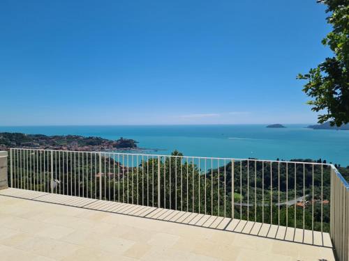 Pugliola House | "Quercia House", inside a Private Park, shared Pool, Tennis, AC, Parking next home and a Garage in Lerici!