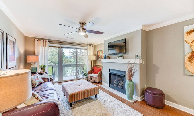 St. Louis Condo | Quiet 1 Bed condo with in unit laundry & assigned covered parking in secure bldg