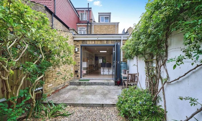 Ferndale House | Quiet 2-bed, 2-bath, Brixton/Clapham House in Zone 2 with speedy internet