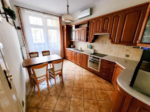 Wesoła Zachod Apartment | Quiet 4-bedroom Apartment Old Town