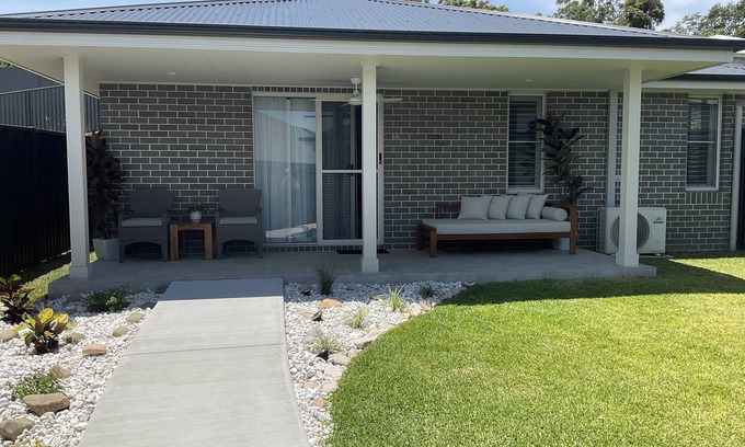 North Boambee Valley Apartment | Quiet and private guesthouse close to CBD, golf course, beaches and stadium.